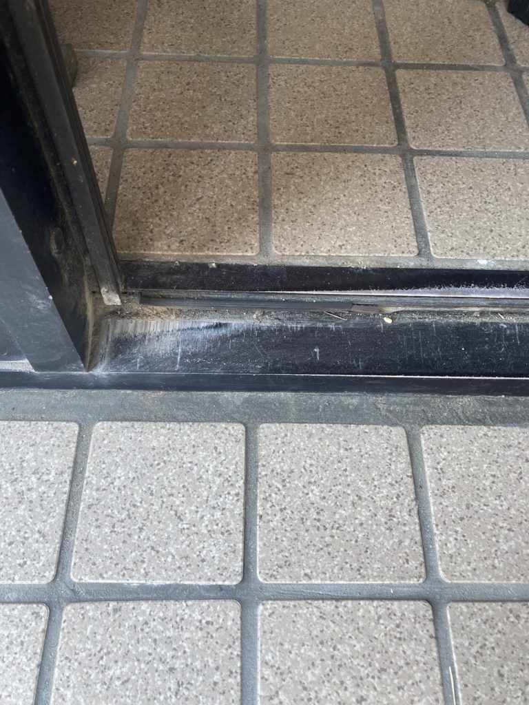 建付けの狂い 丁番調整